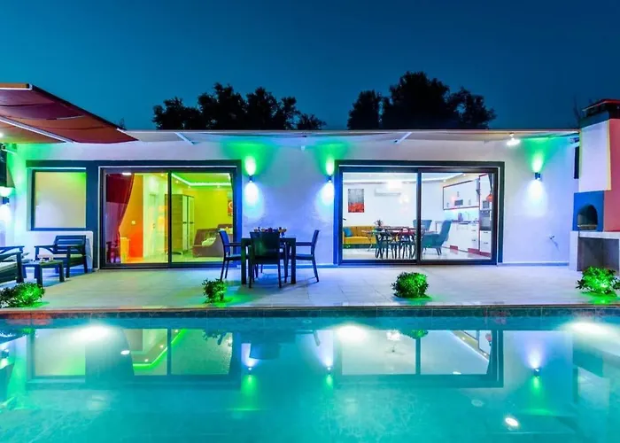 Uezuemlue 1 Bedroom Secluded With Private Pool Hot Tub Вилла Калкан